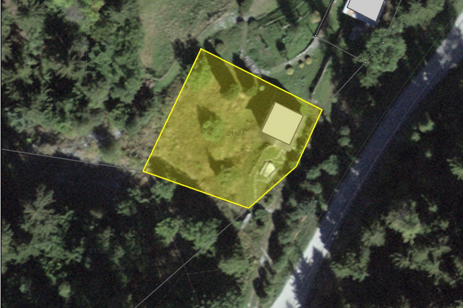 Plan de situation communal : la parcelle n° 21124 surlignée en jaune, avec le chalet, en bordure de route.
